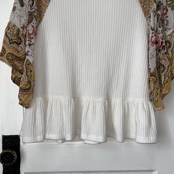 UMGEE OVERSIZED WAFFLE KNIT PEPLUM WITH SHEER FLORAL  SLEEVES - Picture 4 of 9